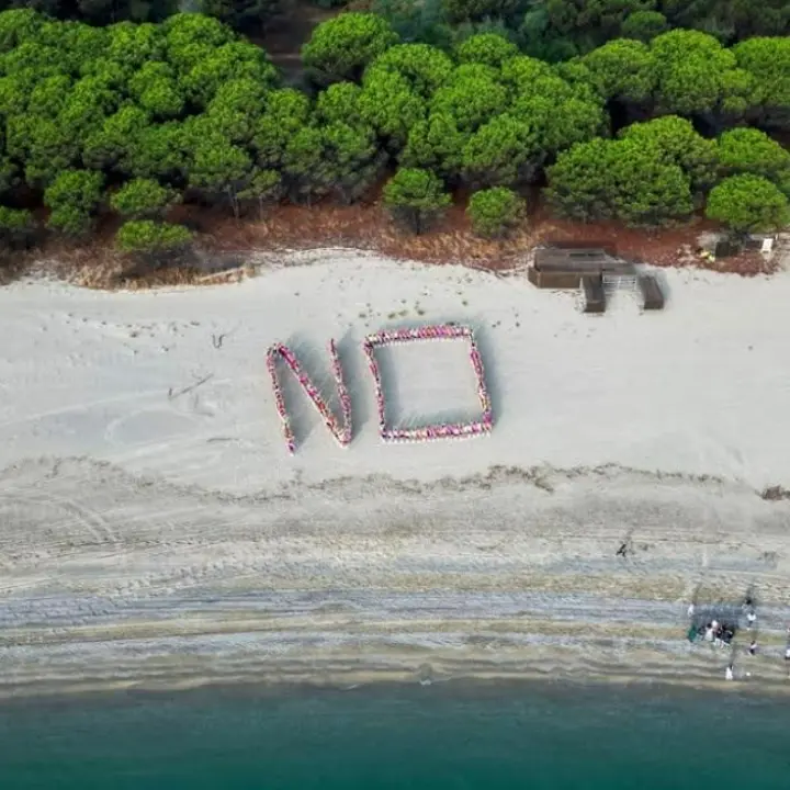 No alla violenza contro le donne, il flash mob delle 220 pre-finaliste di Miss Italia sulla spiaggia di Corigliano-Rossano