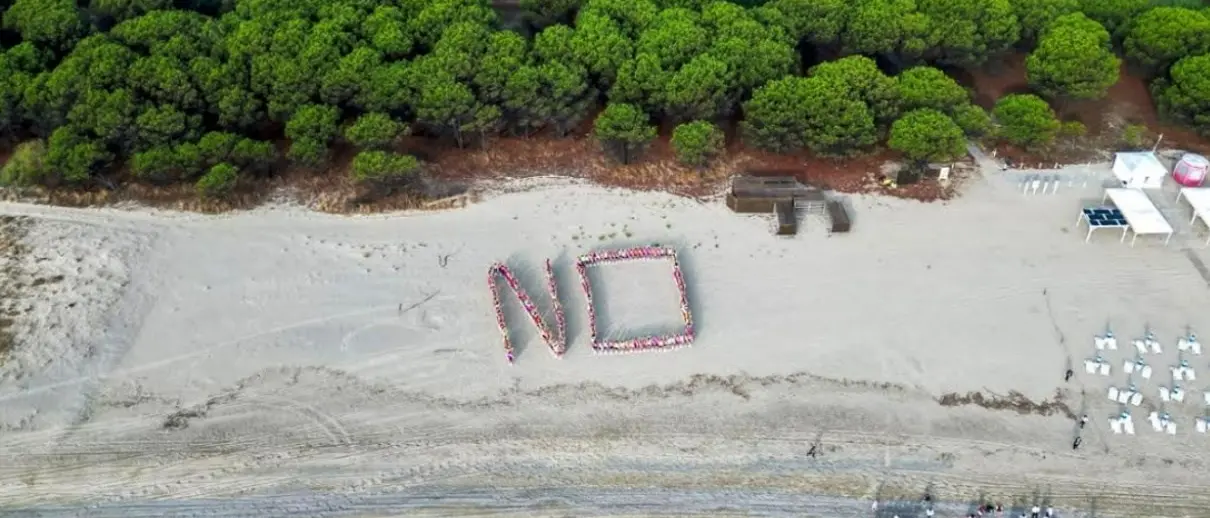 No alla violenza contro le donne, il flash mob delle 220 pre-finaliste di Miss Italia sulla spiaggia di Corigliano-Rossano