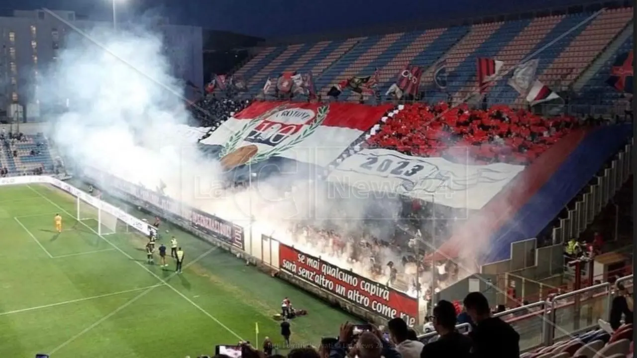 La curva del Crotone è un esplosione d’amore rossoblù: ecco la coreografia dei tifosi della sud contro il Foggia