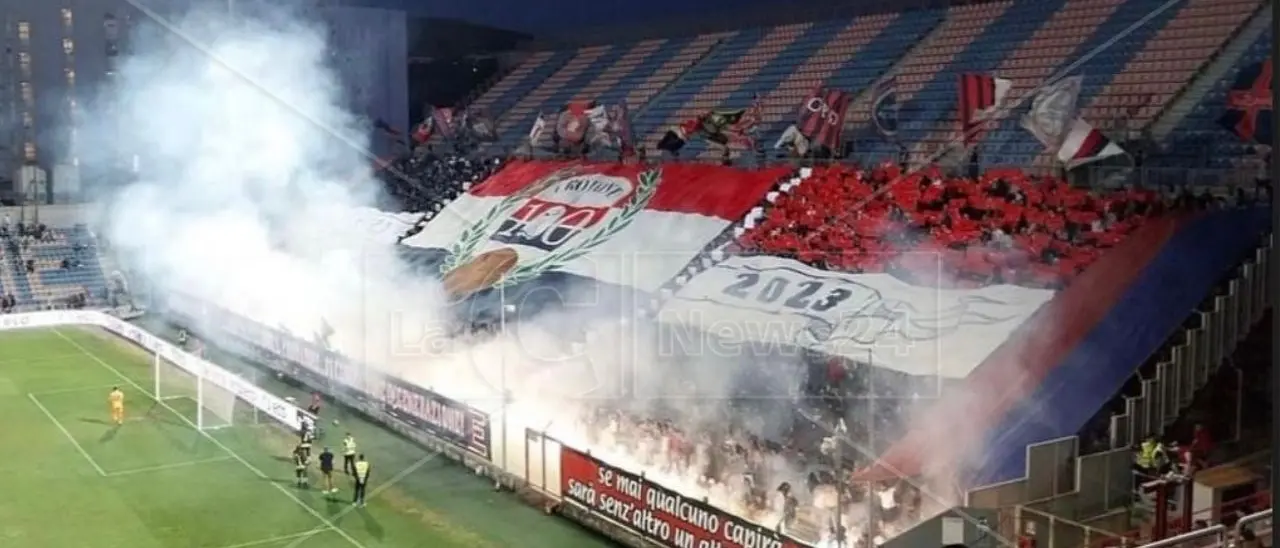La curva del Crotone è un esplosione d’amore rossoblù: ecco la coreografia dei tifosi della sud contro il Foggia