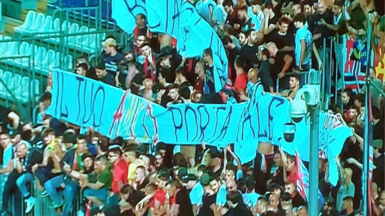 Il Cosenza resta in Serie B, lironia dei tifosi rossoblù verso i fan del  Catanzaro: «Il tuo “amico” porta male»