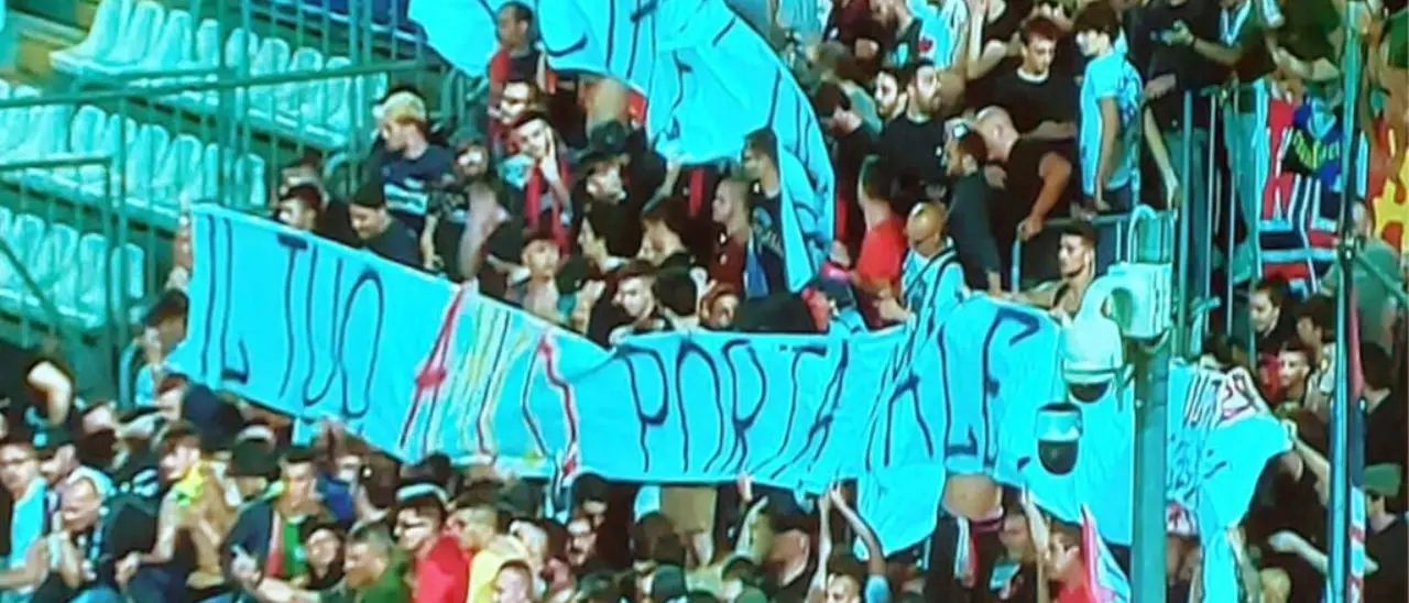 Il Cosenza resta in Serie B, l’ironia dei tifosi rossoblù verso i fan del Catanzaro: «Il tuo “amico” porta male»