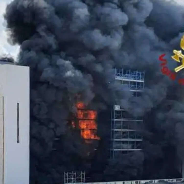 Incendio in una palazzina a Roma, un morto e almeno 17 feriti tra intossicati e ustionati
