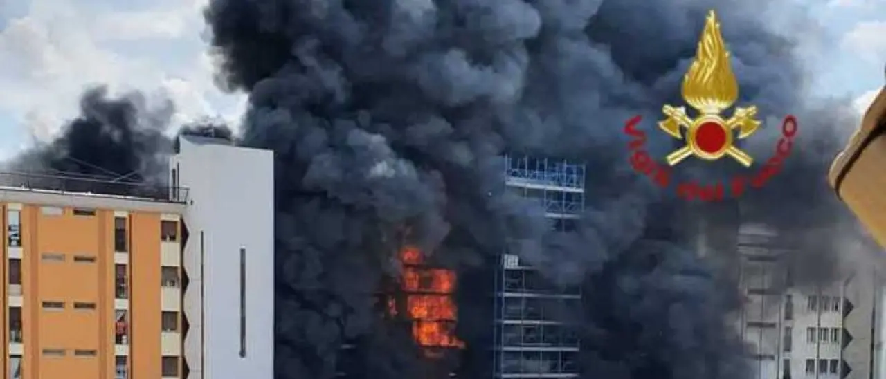 Incendio in una palazzina a Roma, un morto e almeno 17 feriti tra intossicati e ustionati