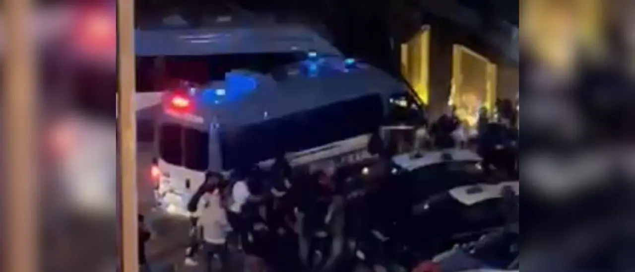 Inferno a Brescia dopo la sconfitta contro Cosenza e la retrocessione in Serie C: 5 tifosi fermati e 8 poliziotti feriti