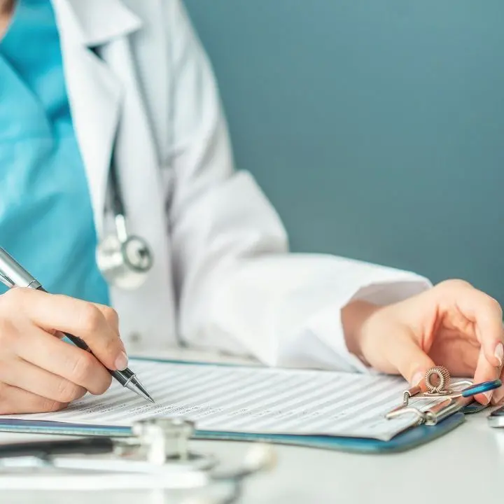 In Calabria mancano i medici di famiglia: in tre anni 407 in meno. E chi resta è assediato da frotte di assistiti