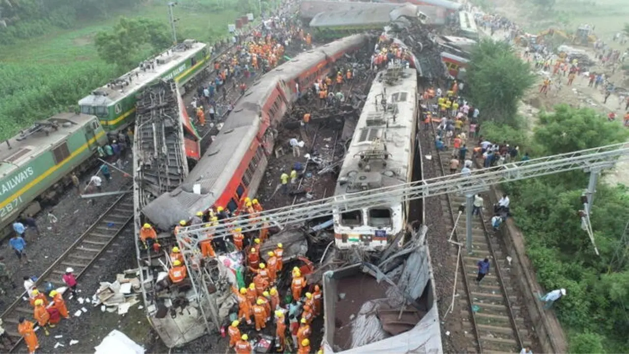 Scontro tra due treni in India, 288 morti accertati e circa 900 feriti