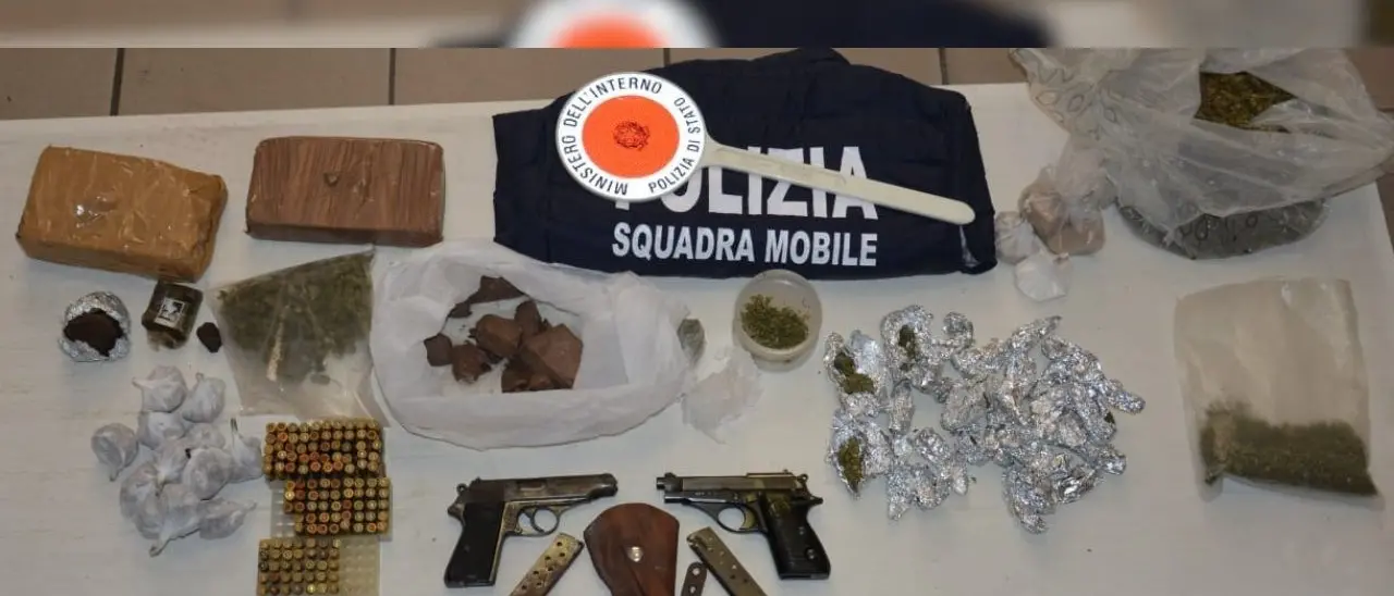 Crotone: rinvenute armi, oltre 2 chili di eroina, coca, hashish e marijuana. Arrestato 19enne