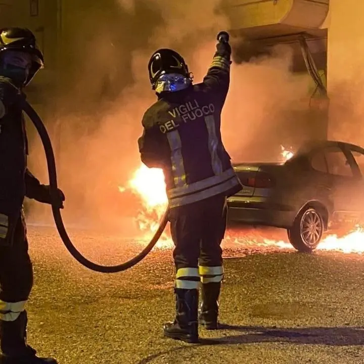 In fiamme un’auto nella notte a Corigliano Rossano: si propende per la pista dolosa