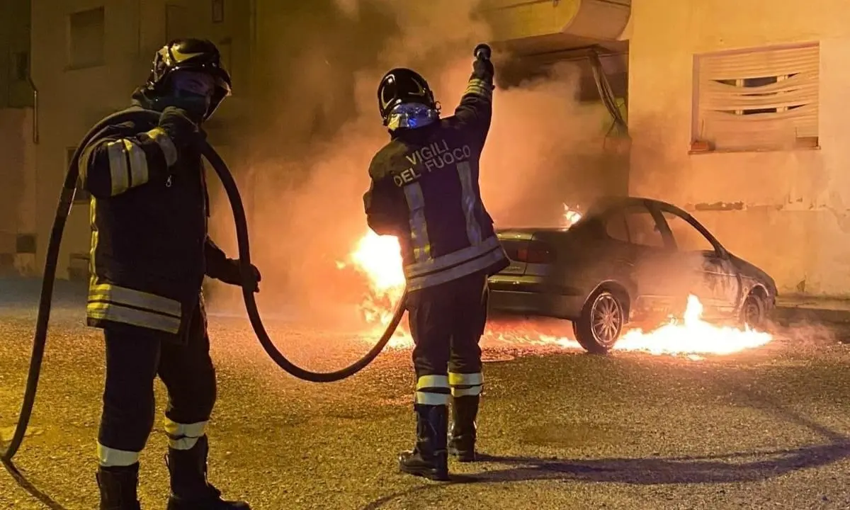 In fiamme un’auto nella notte a Corigliano Rossano: si propende per la pista dolosa