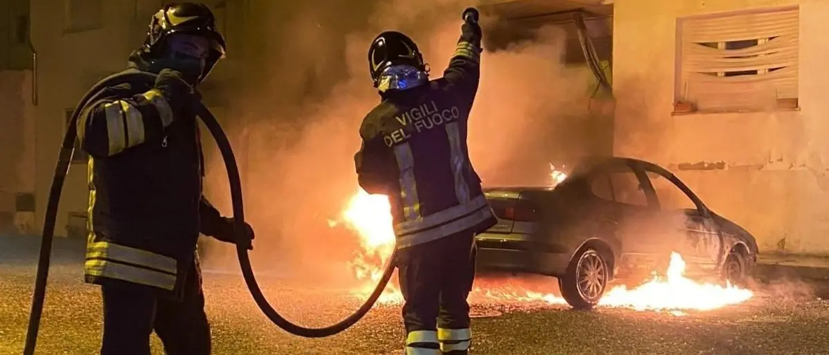 In fiamme un’auto nella notte a Corigliano Rossano: si propende per la pista dolosa