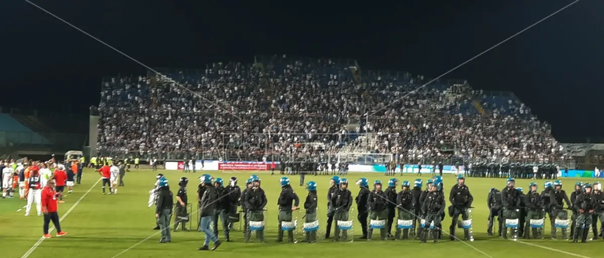 Scontri per Brescia-Cosenza, in quattro finiscono agli arresti inchiodati dai video del pubblico