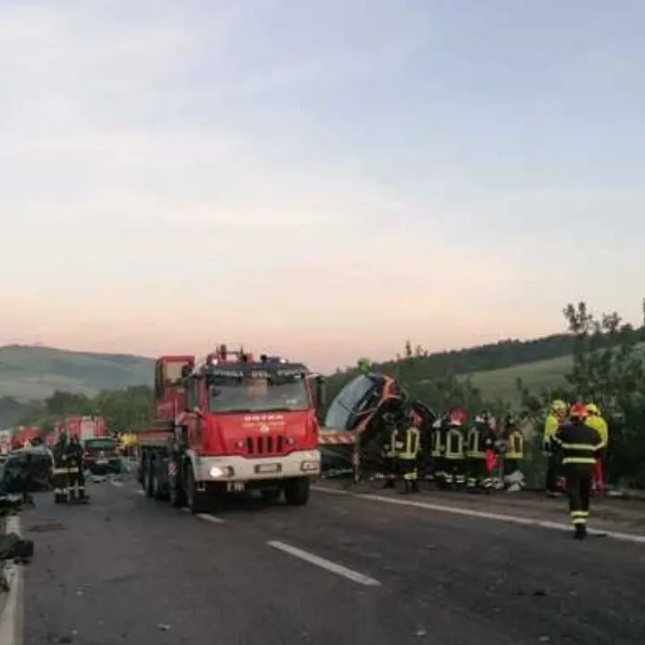 Bus finisce in una scarpata sull’A16 Napoli-Canosa dopo un incidente con 5 auto, un morto e 14 feriti