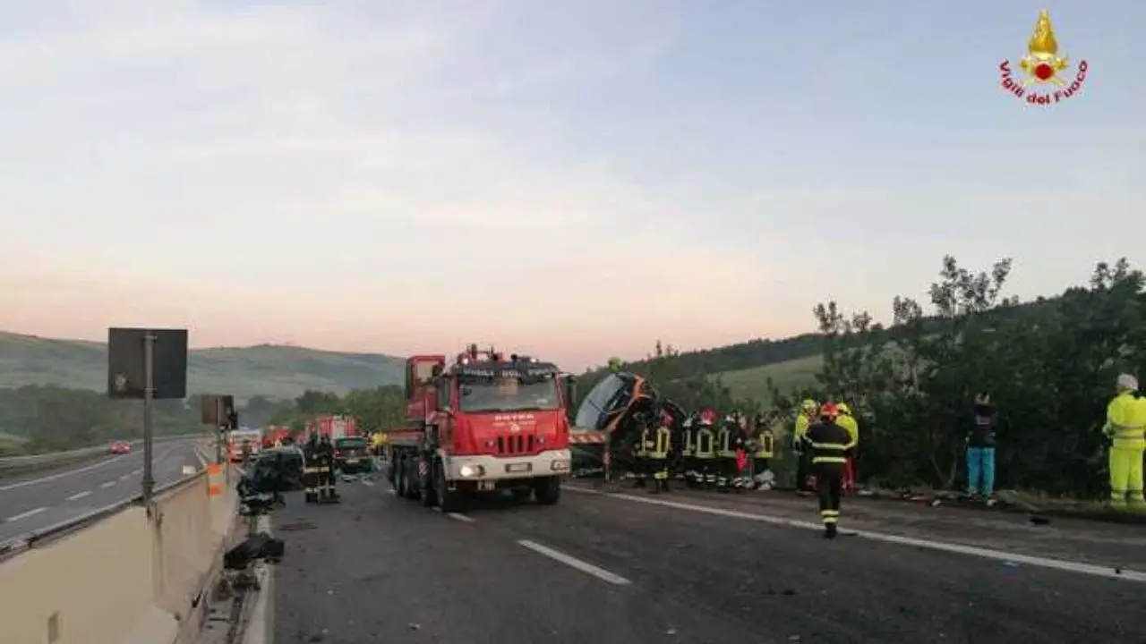 Bus finisce in una scarpata sull’A16 Napoli-Canosa dopo un incidente con 5 auto, un morto e 14 feriti