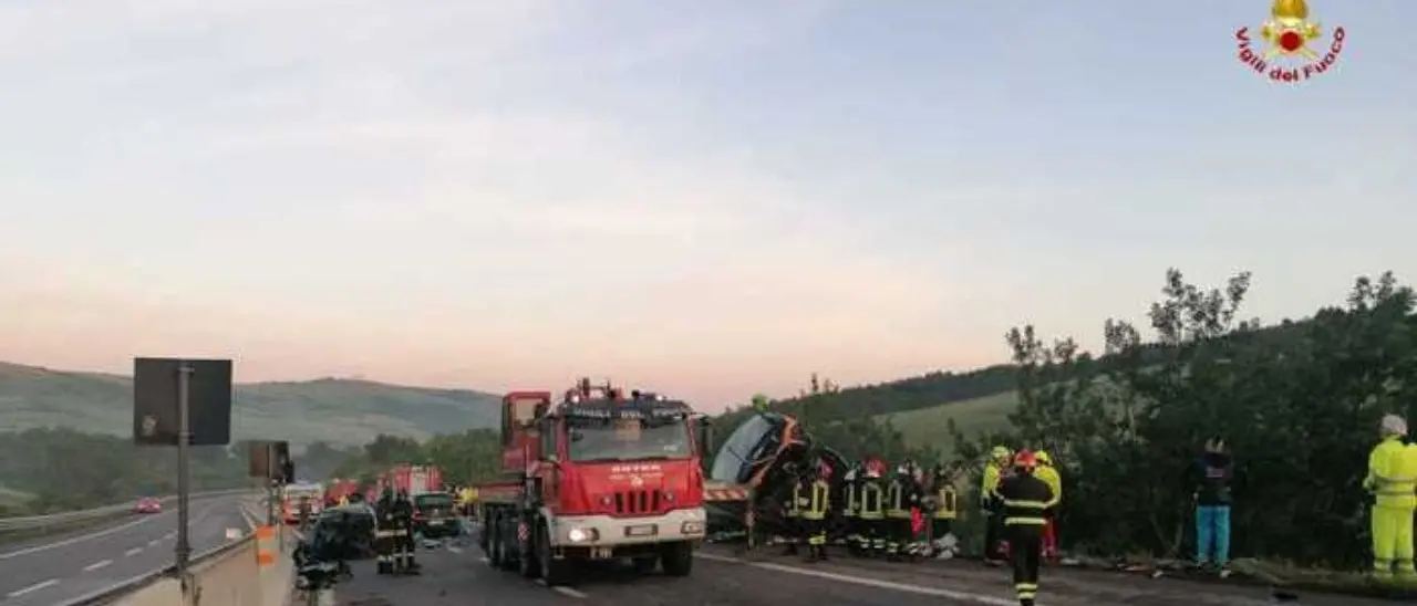 Bus finisce in una scarpata sull’A16 Napoli-Canosa dopo un incidente con 5 auto, un morto e 14 feriti