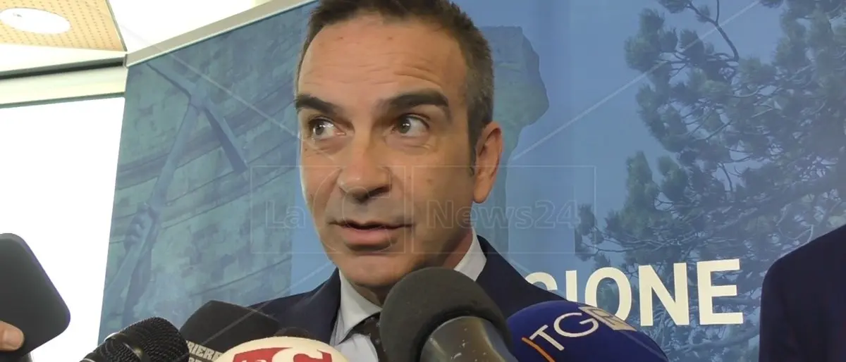 Mare sporco a Caminia, dopo la denuncia di Filcams interviene Occhiuto e il sindaco emana un’ordinanza