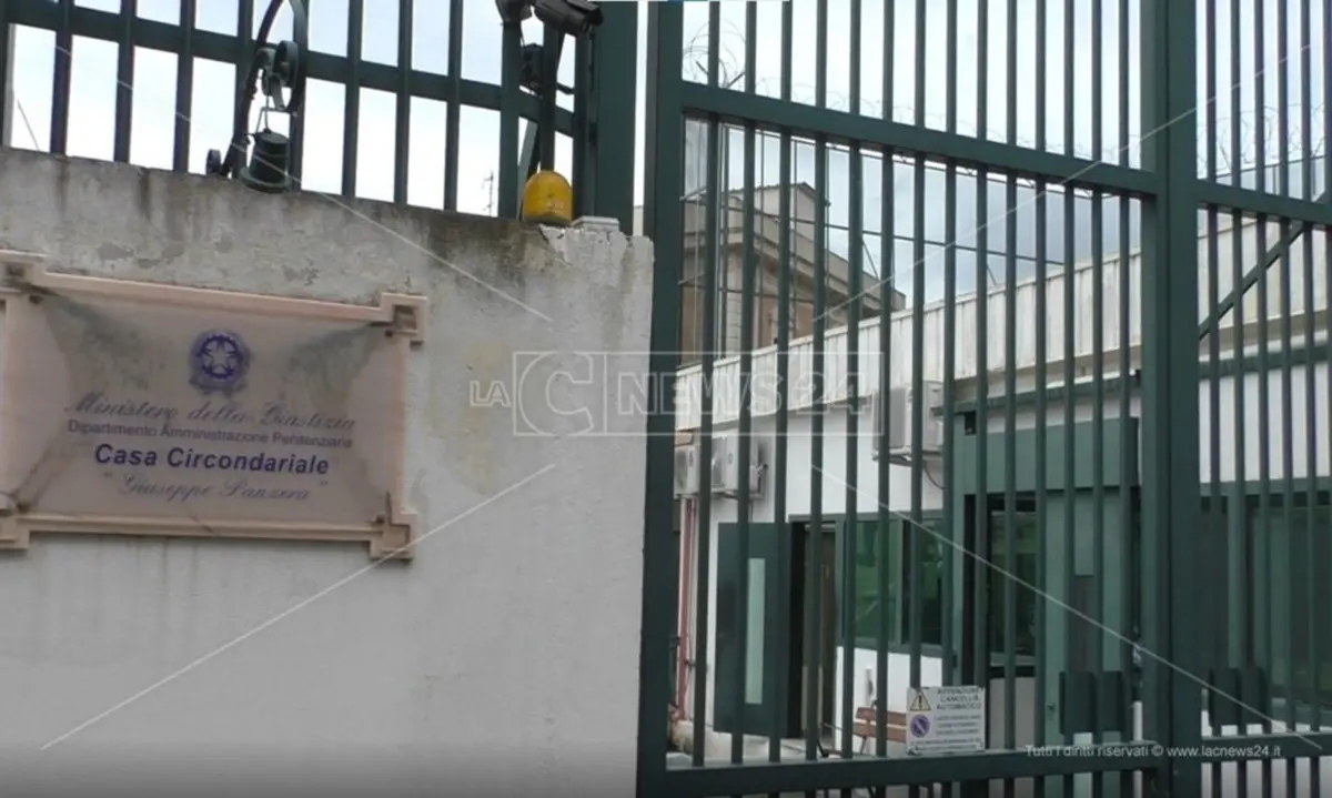 Carcere di Reggio Calabria, agente preso a calci e pugni da un detenuto: la denuncia del Sinappe