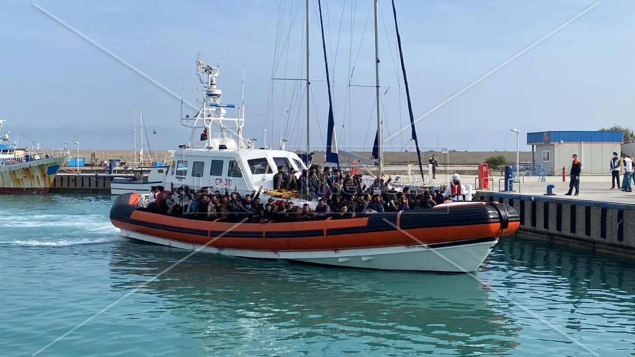 Migranti, al porto di Roccella in arrivo 61 persone soccorse a circa 100 miglia dalle coste calabresi