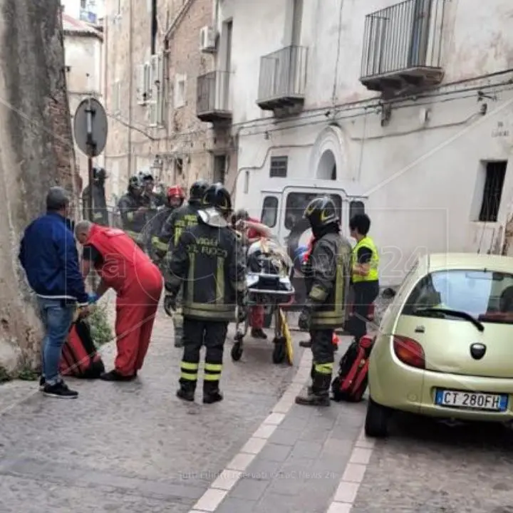 Corigliano, crolla un solaio in pieno centro storico: un ferito grave tresferito in elisoccorso