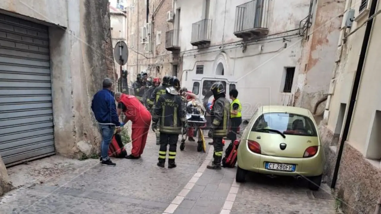 Corigliano, crolla un solaio in pieno centro storico: un ferito grave tresferito in elisoccorso