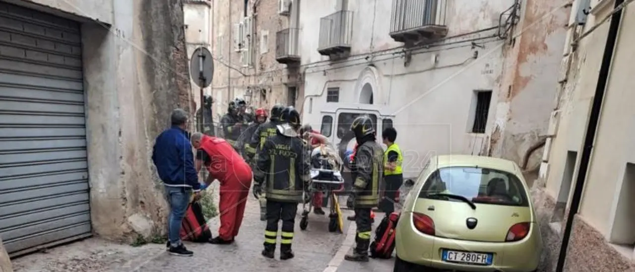 Corigliano, crolla un solaio in pieno centro storico: un ferito grave tresferito in elisoccorso
