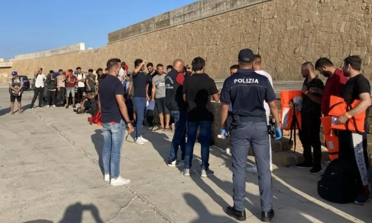 Migranti, 48 persone arrivate al porto di Crotone: erano a bordo di una barca a vela partita dalla Turchia