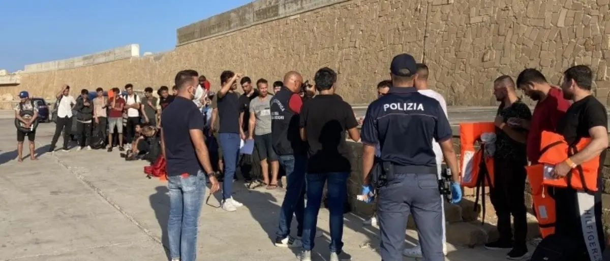 Migranti, 48 persone arrivate al porto di Crotone: erano a bordo di una barca a vela partita dalla Turchia