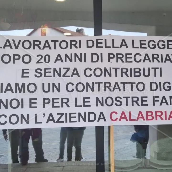 San Giovanni in Fiore, sit-in dei lavoratori della Legge 15 davanti al Comune: in corso un incontro tra amministrazione e sindacati