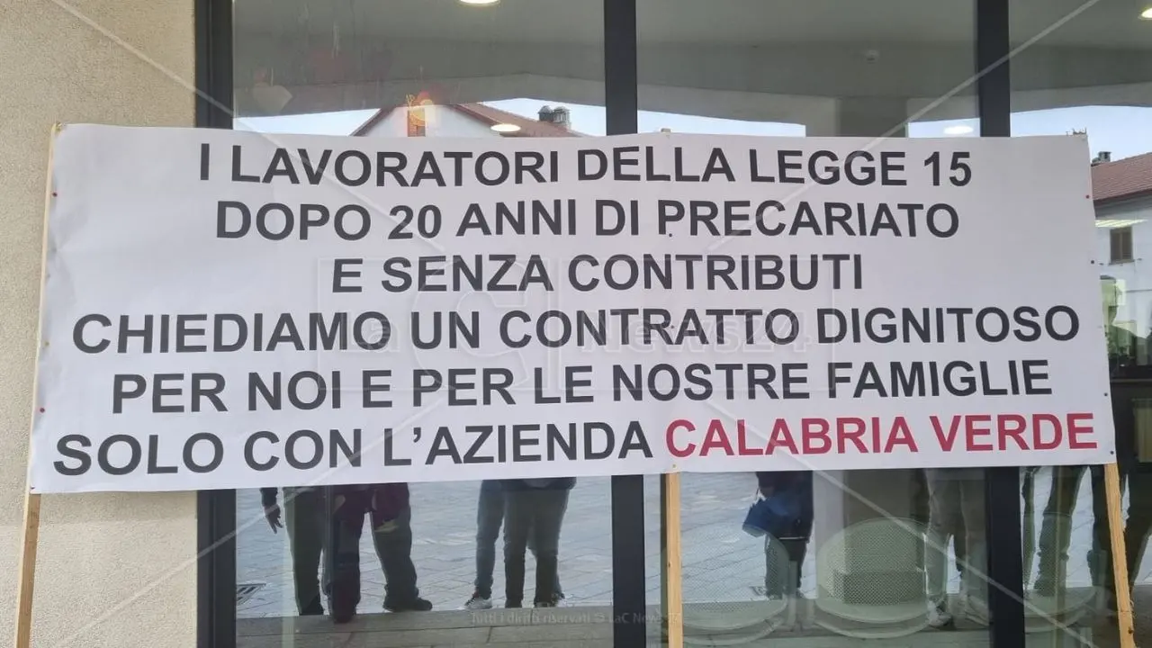 San Giovanni in Fiore, sit-in dei lavoratori della Legge 15 davanti al Comune: in corso un incontro tra amministrazione e sindacati