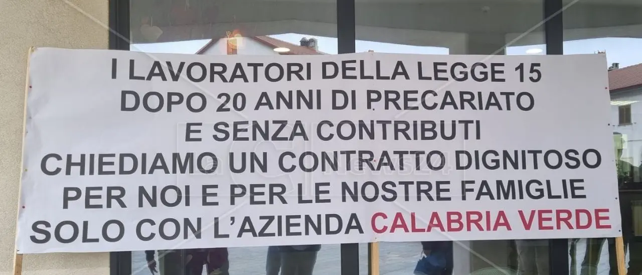 San Giovanni in Fiore, sit-in dei lavoratori della Legge 15 davanti al Comune: in corso un incontro tra amministrazione e sindacati