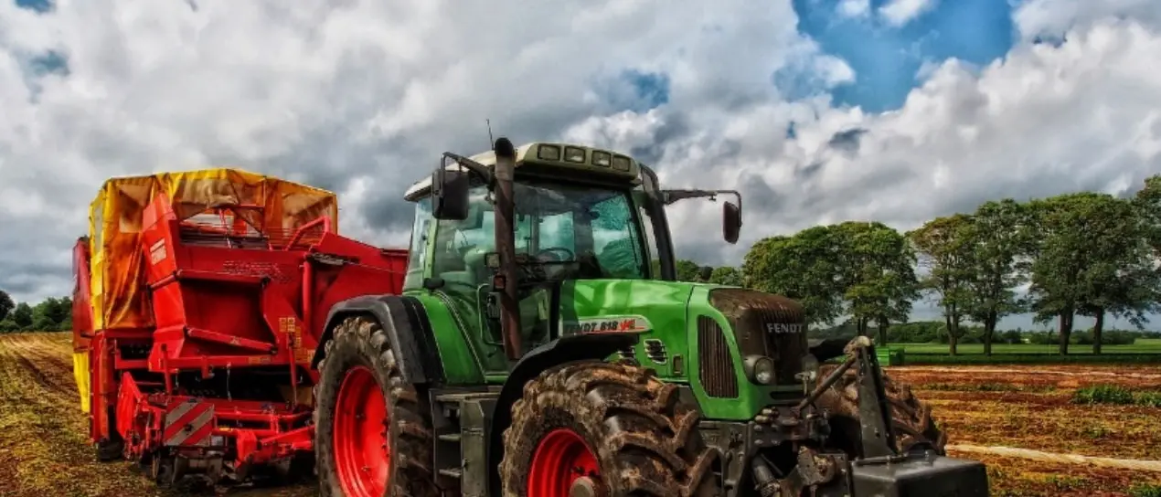 Incidente nelle campagne del Cosentino, anziano si ribalta con il trattore e muore schiacciato