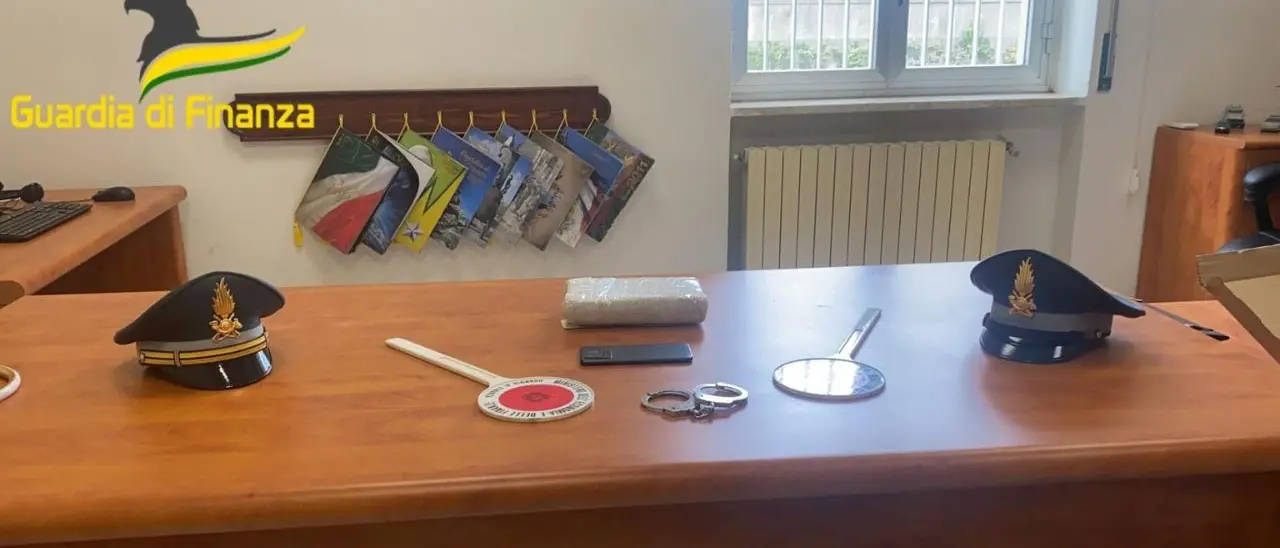 Villa San Giovanni, arrestato un corriere della droga: aveva in auto un chilo di cocaina