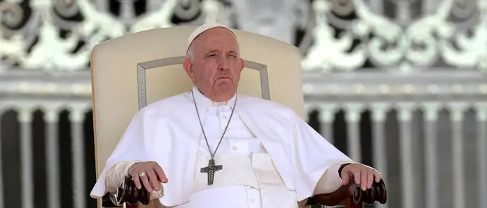 Papa Francesco, nuovo ricovero al Gemelli: si sottoporrà ad una laparotomia