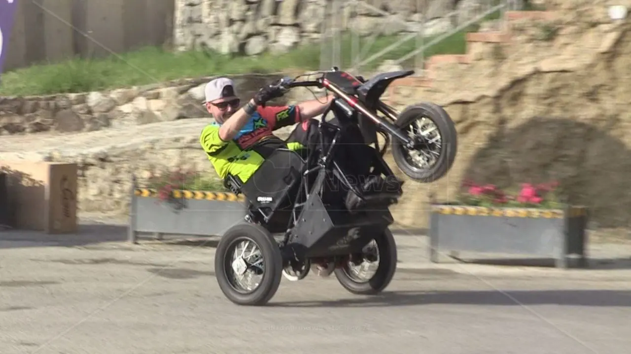 La moto gli ha distrutto la vita e la moto gliel’ha restituita: tappa calabrese del primo campione di cross disabile