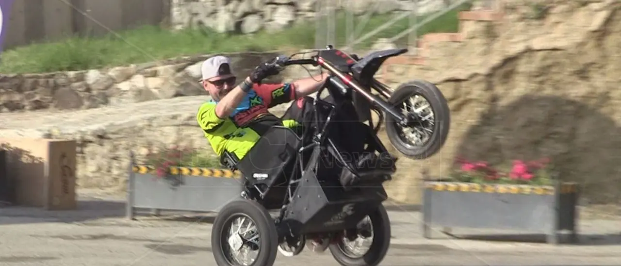 La moto gli ha distrutto la vita e la moto gliel’ha restituita: tappa calabrese del primo campione di cross disabile