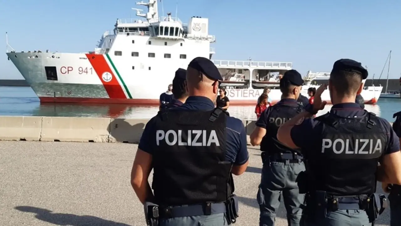 Sbarco di 47 migranti a Crotone, arrestati i due presunti scafisti