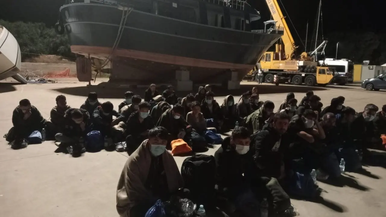 Migranti, emergenza senza fine sulle coste calabresi: 76 persone arrivate a Roccella