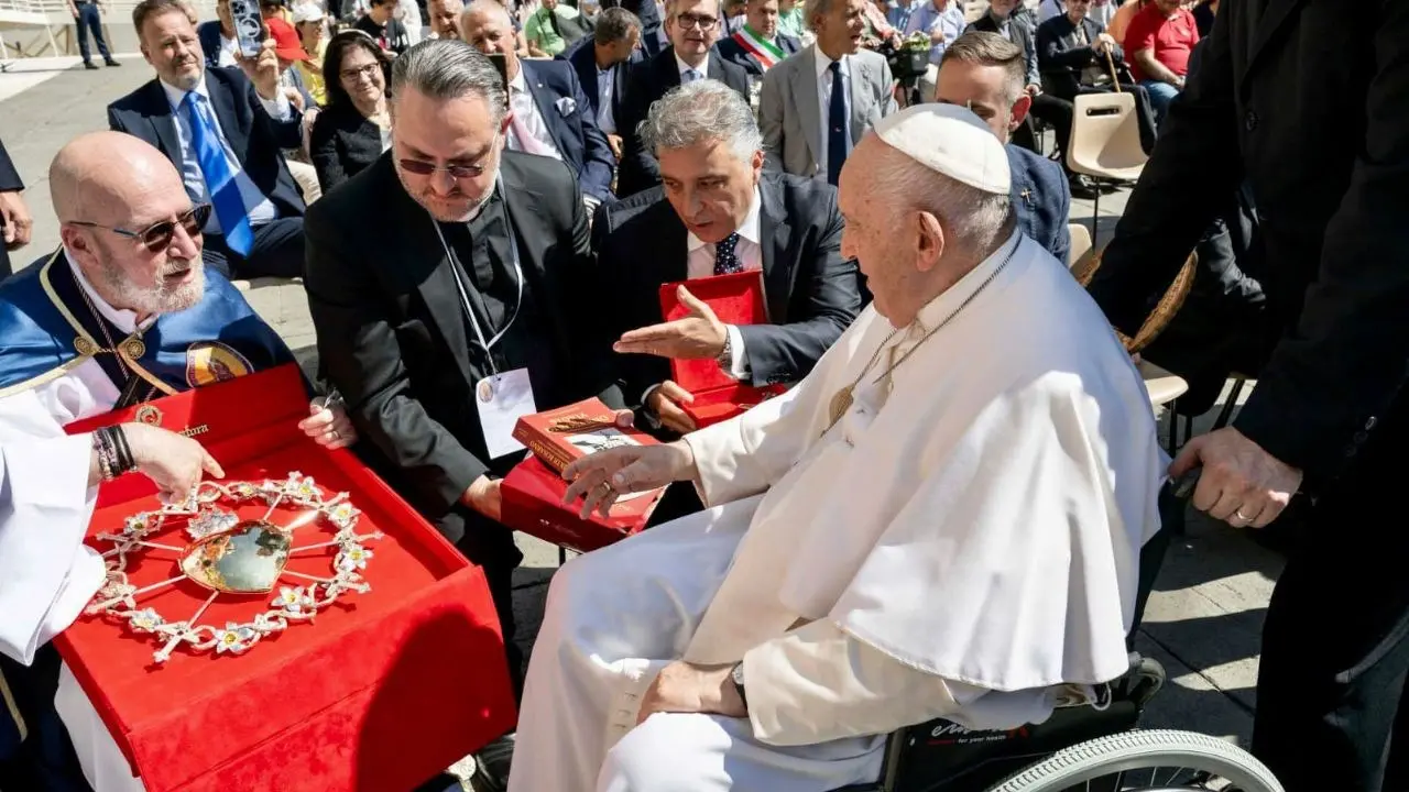 Papa Francesco benedice un’opera d’arte dell’orafo calabrese Spadafora