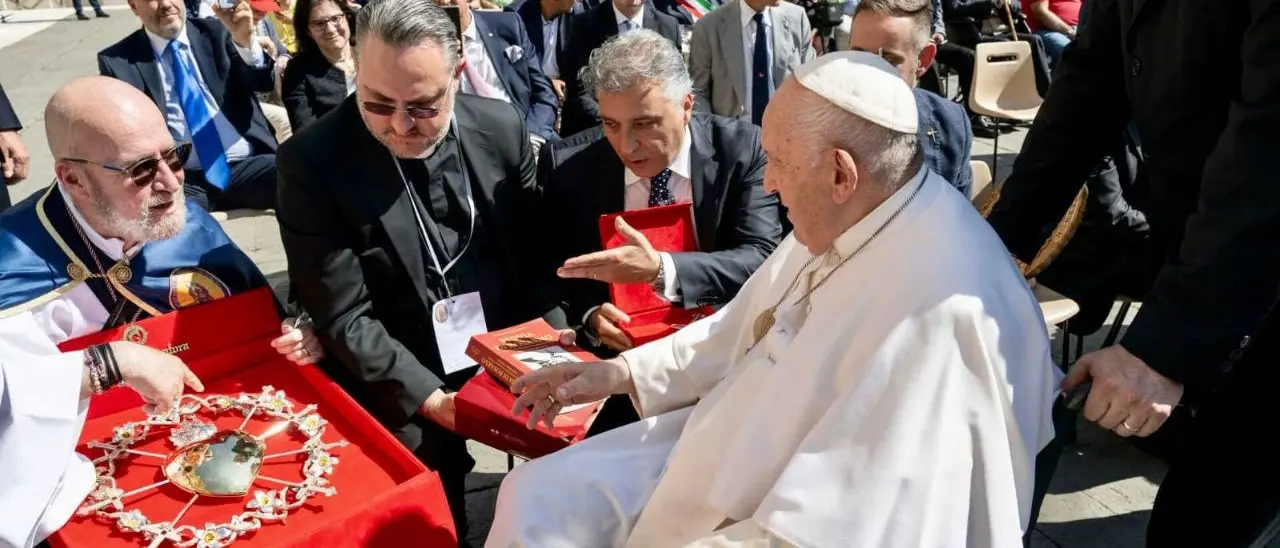Papa Francesco benedice un’opera d’arte dell’orafo calabrese Spadafora