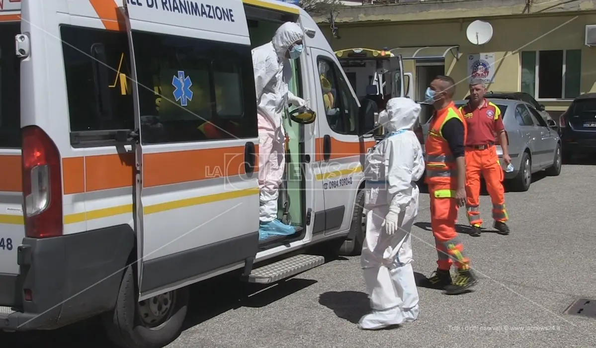 Attenzione a non stare male perché a Catanzaro il 118 è ridotto in macerie: «In estate incolumità dei cittadini a rischio»