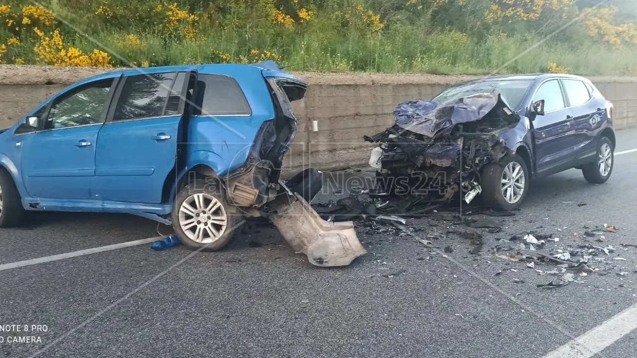 San Giovanni in Fiore, incidente stradale sulla 107: tre feriti. Statale chiusa al traffico