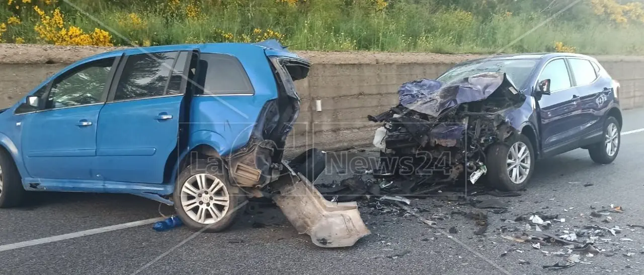 San Giovanni in Fiore, incidente stradale sulla 107: tre feriti. Statale chiusa al traffico