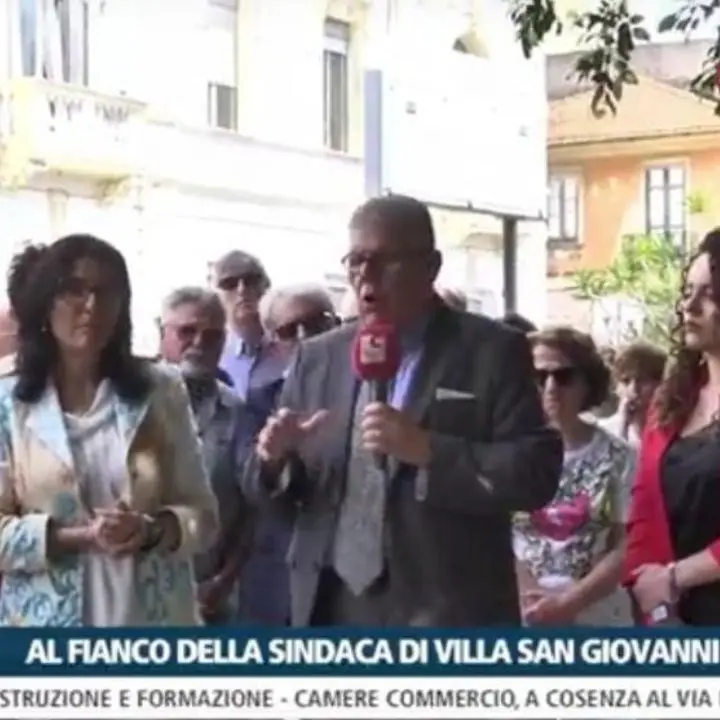 Intimidazione a Villa, la comunità fa scudo al sindaco Caminiti: «Con lei è stata colpita tutta la città»