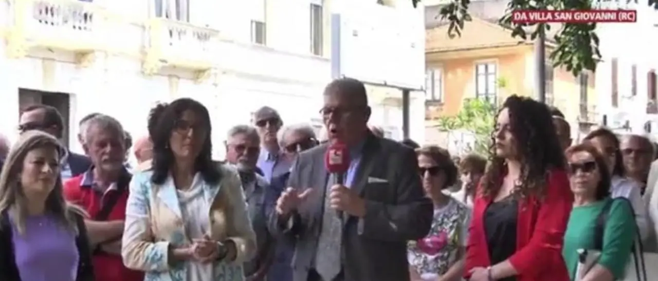 Intimidazione a Villa, la comunità fa scudo al sindaco Caminiti: «Con lei è stata colpita tutta la città»