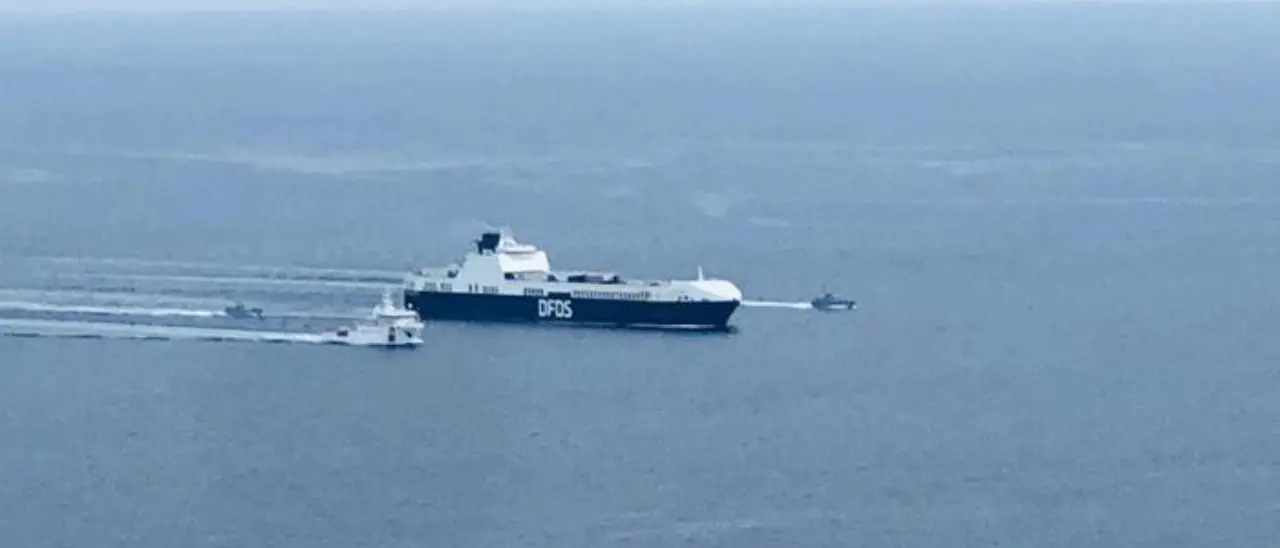 Migranti tentano di dirottare una nave a sud di Napoli: gli incursori della Marina la portano in salvo