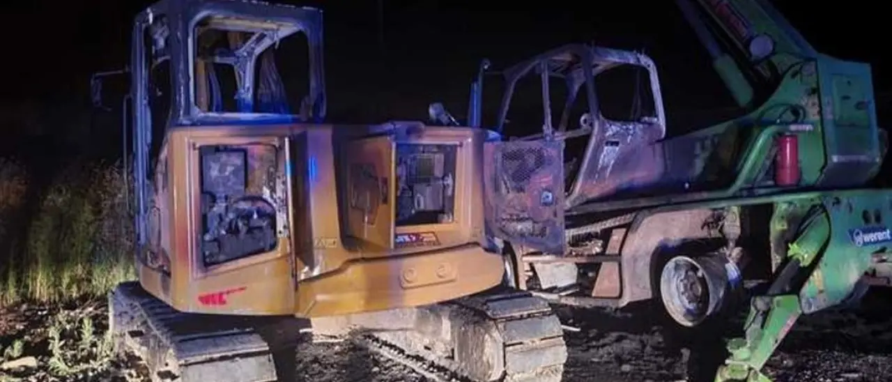 Incendiati mezzi meccanici in un cantiere sulla statale 106 nel Cosentino