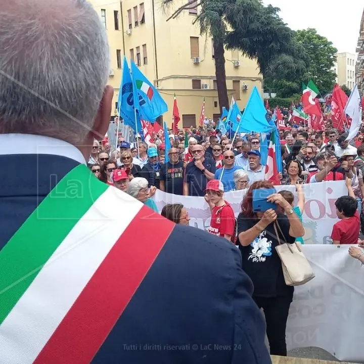 No all’Autonomia differenziata: sindacati, sindaci e partiti politici in corteo a Cosenza contro il decreto Calderoli