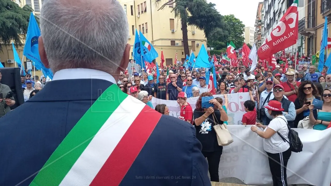 No all’Autonomia differenziata: sindacati, sindaci e partiti politici in corteo a Cosenza contro il decreto Calderoli