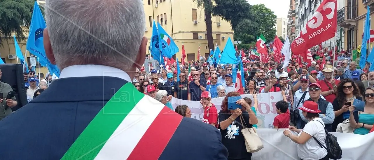 No all’Autonomia differenziata: sindacati, sindaci e partiti politici in corteo a Cosenza contro il decreto Calderoli