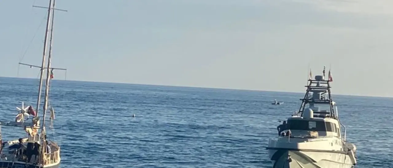 Migranti, intercettata una barca al largo della baia Bova Marina